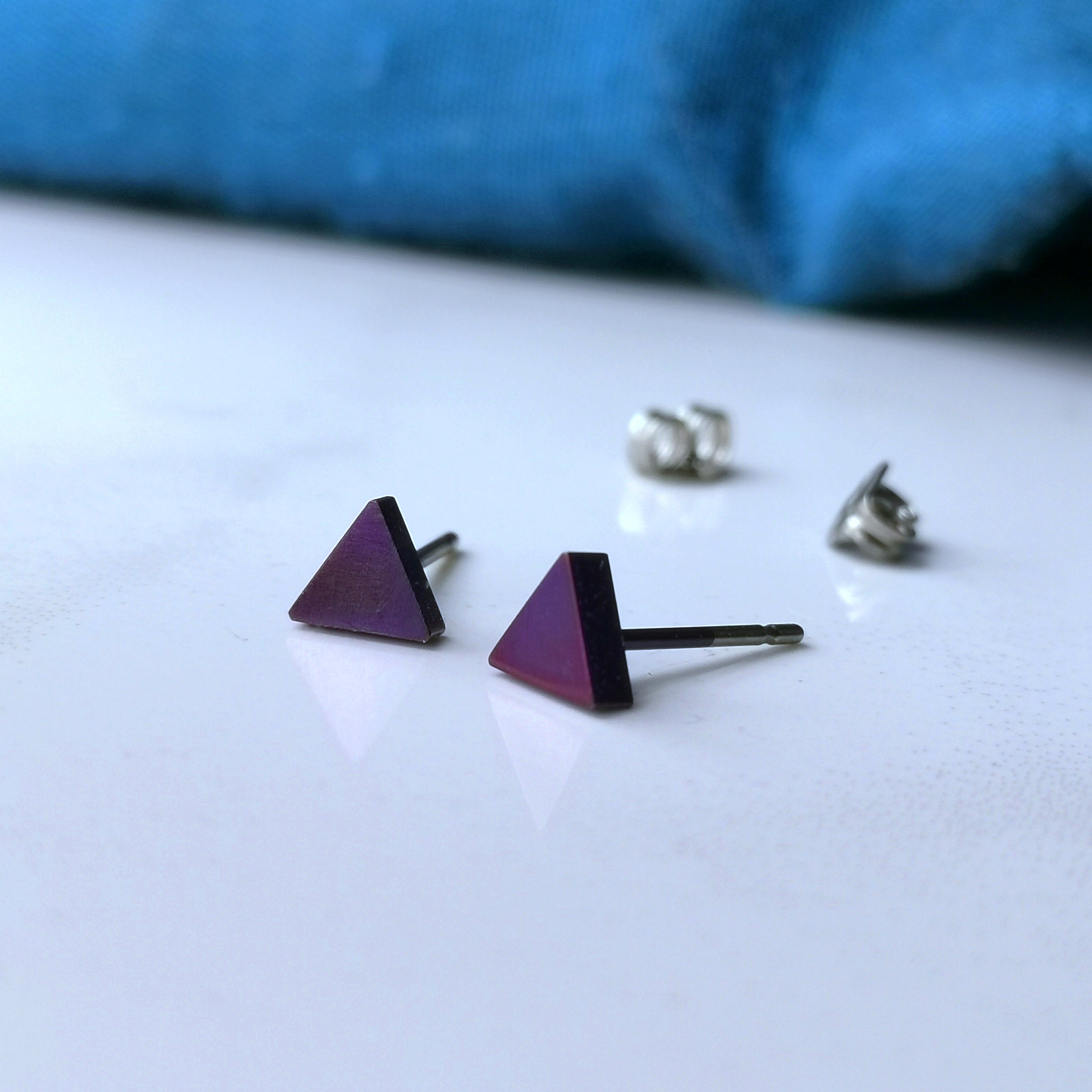 Titanium Stud Earrings - Circle Earrings in 5 Colours - 8mm – CATLOGIX