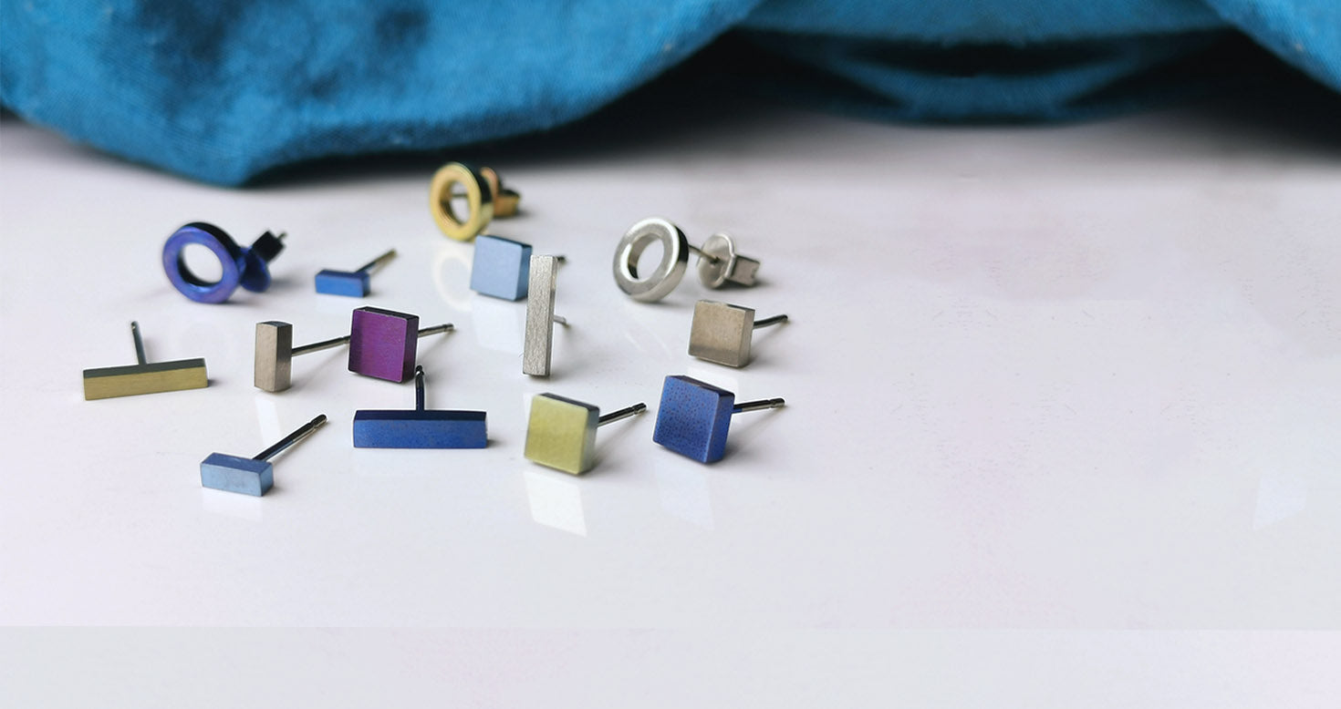Titanium Stud Earrings - Circle Earrings in 5 Colours - 8mm – CATLOGIX