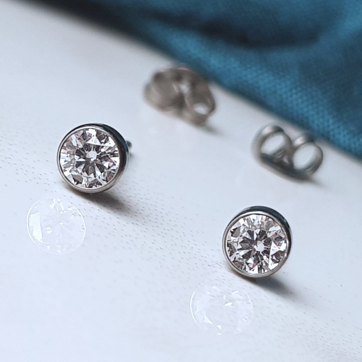 Titanium diamond studs discount